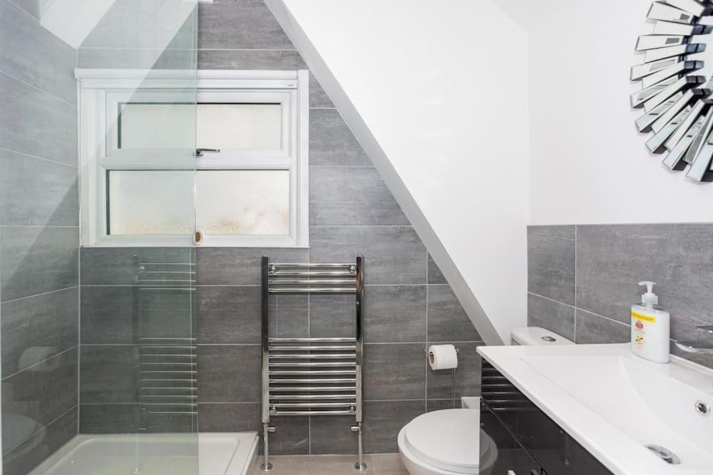 2 Bed Apartment Near The Beach Саутенд-он-Си Экстерьер фото